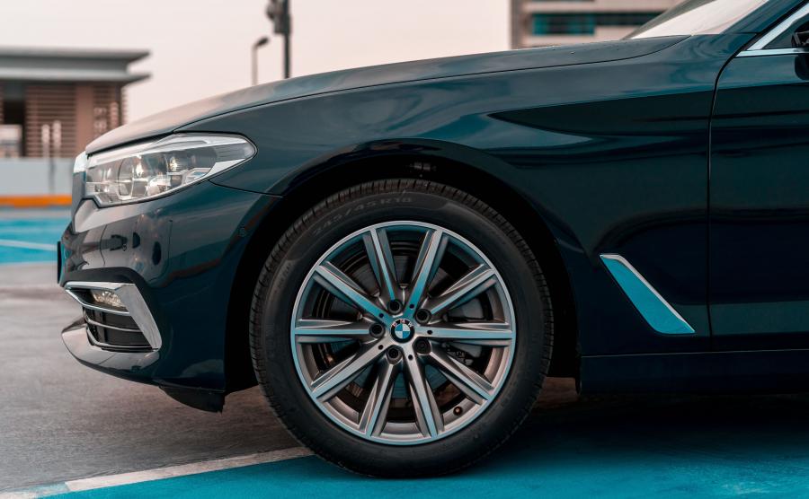 Колеса BMW 520i Sedan Luxury Line (G30) 2019 года  (MY) (фото 4 из 14)
